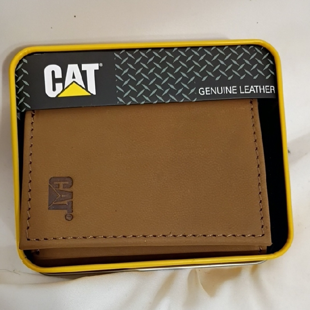 NWT Caterpillar (CAT) Men's Tan  Leather Trifold Wallet Embossed Logo With RFID